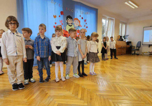 Dzieci mówią wierszyki z okazji Dnia Babci i Dziadka