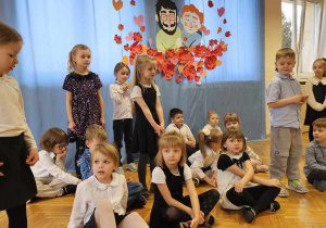 Dzieci przedstawiają teksty do książki "Linie na twarzy babuni" Simony Ciraolo
