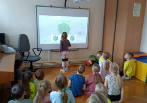 Dziewczynka wykonuje ćwiczenia z zakresu myślenia logicznego
