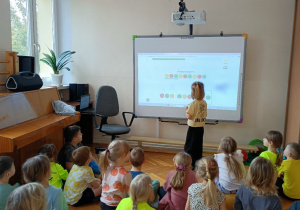 Dziewczynka wykonuje ćwiczenie polegające na dopasowaniu sekwencji