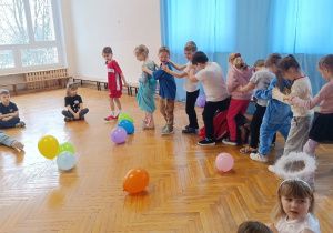 Dzieci bawią się w zabawę Ja jestem wężem