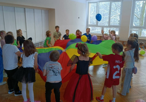 Dzieci odbijają balony na chuście animacyjnej