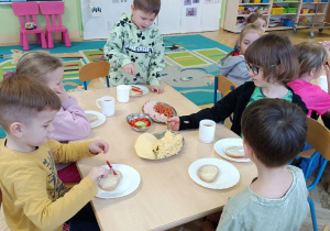 Dzieci przygotowują kanapki na śniadanie