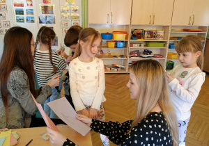 Dzieci opowiadają p. psycholog o swoich odczuciach i otrzymują order Przyjaciela Ciszy