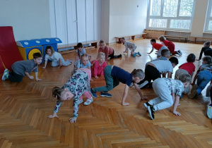 Dzieci bawią się w zabawy ruchowo-naśladowcze