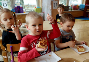 Dzieci jedzą pyszną szarlotkę