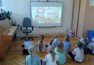 Dzieci oglądają film edukacyjny dotyczący Dnia Kobiet