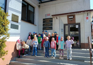 Dzieci pozują do zdjęcia grupowego przez rozgłośnią Radia Łódź