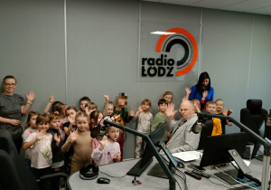 Dzieci zapoznają się z pracą prezentera radiowego
