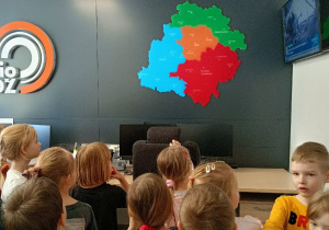 Dzieci zwiedzają jedno z pomieszczeń w rozgłośni Radia