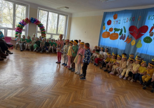 Dzieci z grupy Biedronek recytują wiersz