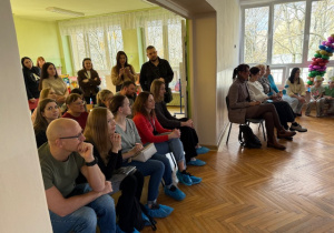 Rodzice i zaproszeni gości oglądają występy dzieci.