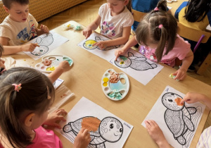 Dzieci malują farbami palcem
