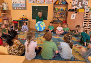 Dzieci słuchają treści o naszej planecie