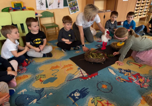 Dziewczynka nazywa z czego składa się gniazdo bociana