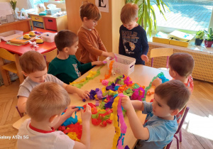 Dzieci z bibuły robią włosy dla pani Wiosny