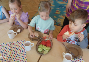 Dziewczynka samodzielnie robi dla siebie zdrowe kanapki