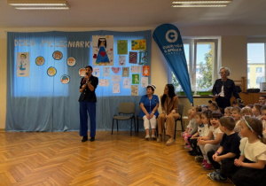 Pani Dyrektor wita wszystkich zaproszonych Rodziców i dzieci