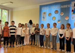 Dzieci z grupy Pszczółek recytują wiersz