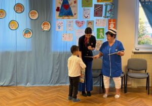 Pani Dyrektor i pani Bożenka wręcza nagrodę i dyplom