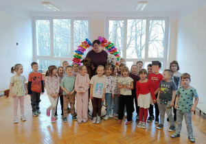 zdjęcie grupowe z alpakami
