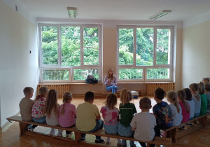 Dzieci słuchają ciekawostek o surykatkach