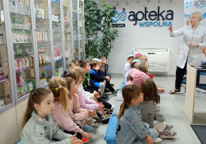 Pani zapoznaje dzieci z zawodem farmaceuty