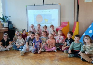 Zdjęcie grupowe na tle wykonanej kartki świątecznej