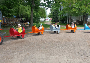 Dzieci jadą w wagonikach