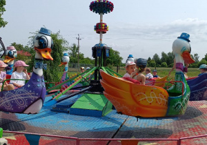 Dzieci spędzają czas na karuzeli