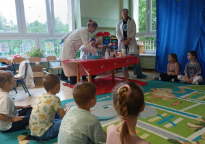 Studentki przygotowują potrzebne materiały do eksperymentów