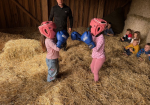 Zabawa w dziecięcy Boks - dzieci mają założone rękawice i osłonę na głowę