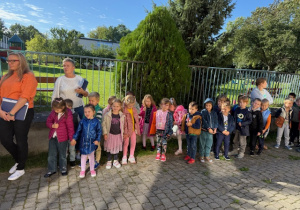 Dzieci i pracownicy ustawienie są w rzędzie podczas Próbnego alarmu przeciwpożarowego