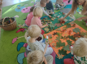 Zabawy z kasztanami i listeczkami na dywanie