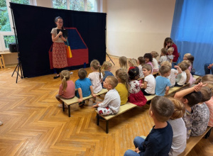Teatr "Ko Da" z przedstawieniem "W podróży do świata magicznych słów" ufundowany z Rady Rodziców