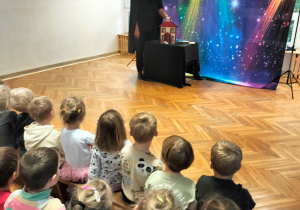 Pan czarodziej uczy dzieci magicznych słów