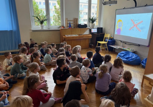 Dzieci oglądają film edukacyjny pt. "NIE"