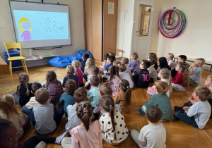 Dzieci z dużym zainteresowaniem oglądają film edukacyjny
