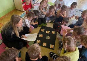 Dziewczynka opowiada treść obrazka
