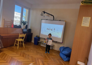 Chłopiec prezentuje dyplom i nagrodę