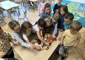 Dzieci próbują chleb z dżemem
