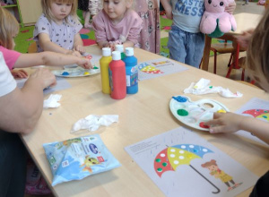 Malowanie farbami kropek na parasolce