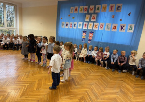 Dzieci z grupy Jeżyków recutują wiersz
