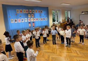 Dzieci z grupy Biedronek wykonują improwizację do piosenki