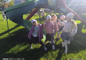 Dziewczynki stoją przez ślizgawką