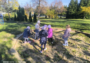 Dzieci bawią się w piaskownicy