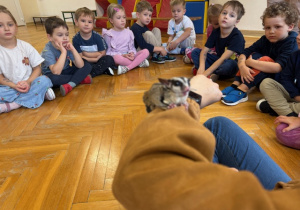 Dzieci oglądają z bliska zwierzątko