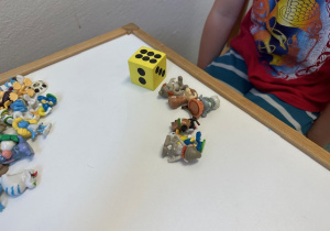 Dziecko przyporządkowuje daną liczbę elementów do liczby oczek na kostce