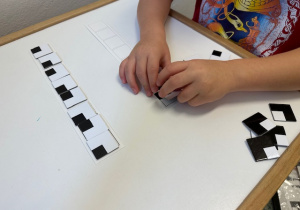 Dziecko układa sekwecje z klocków