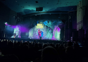 Dzieci oglądają przedstawienie